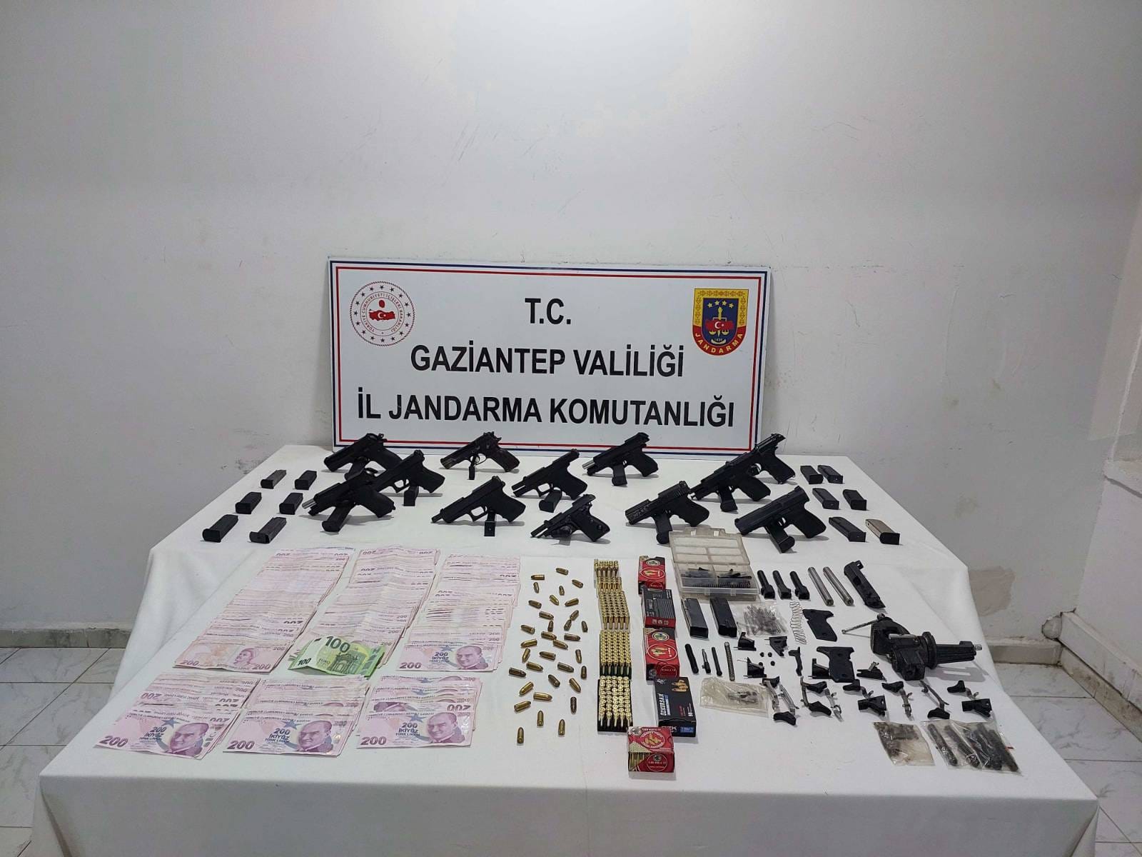 Gaziantep’te Silah Kaçakçılarına Şafak Operasyonu: Cezaevine Gönderildiler!