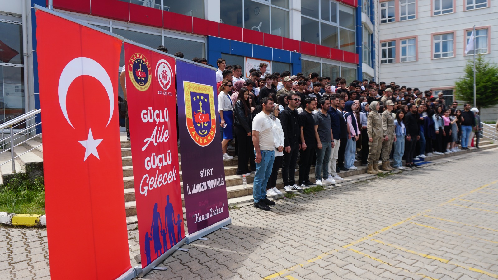 Siirt Jandarma Ekiplerinden Öğrencilere Anlamlı Ziyaret: Bahar Şenliğinde Hem Eğlence Hem Farkındalık