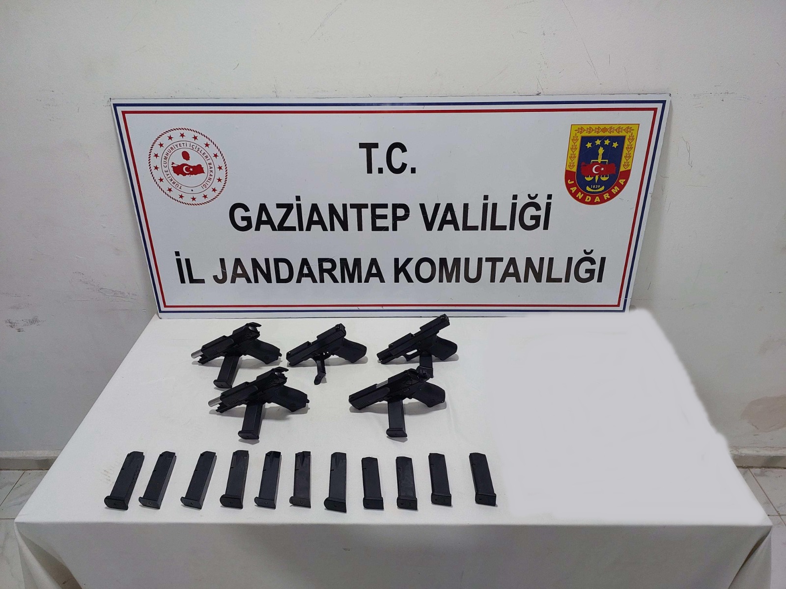 Gaziantep’te Jandarmadan Uyuşturucu ve Kaçakçılığa Geçit Yok: 235 Operasyonda 253 Şüpheli Yakalandı