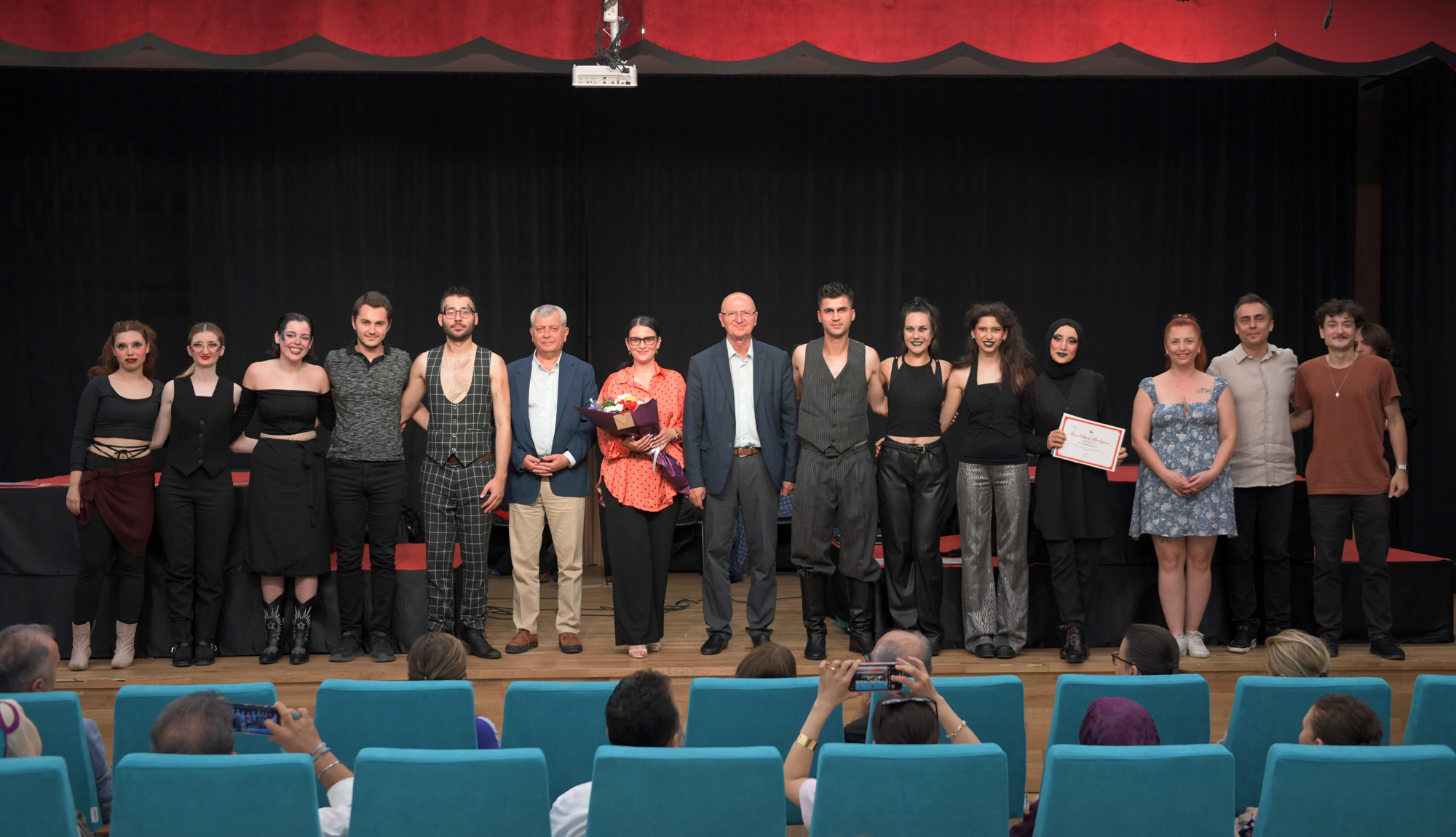 Osmangazi Belediyesi Tiyatro Okulu’ndan “Tersine Dünya”ya Büyük İlgi