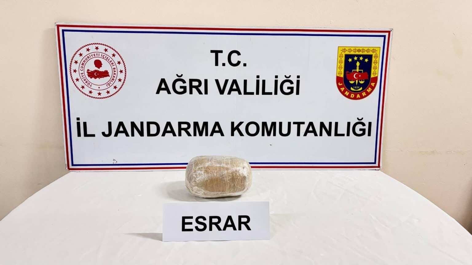 Ağrı’da Yol Kontrolünde 1 Kilo Üzerinde Esrar Ele Geçirildi