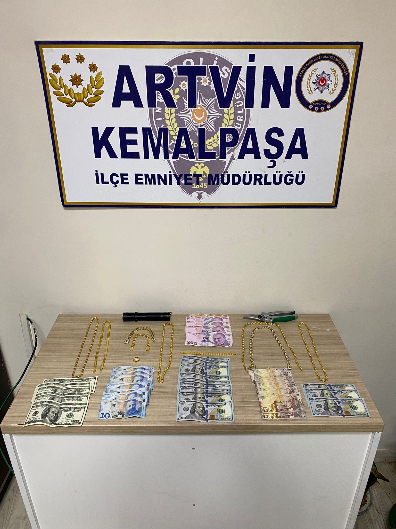 Suşehri’nde Kuyumcu Soygunu Zanlıları Sarp Sınır Kapısı’nda Yakalandı