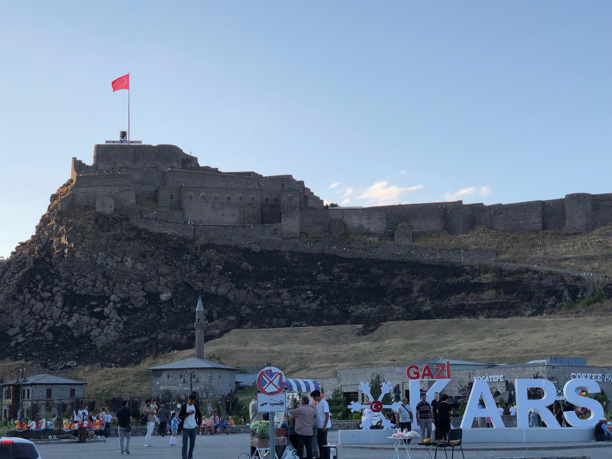 Kars Kalesi Eteklerinde Çıkan Anız Yangını Korkuttu