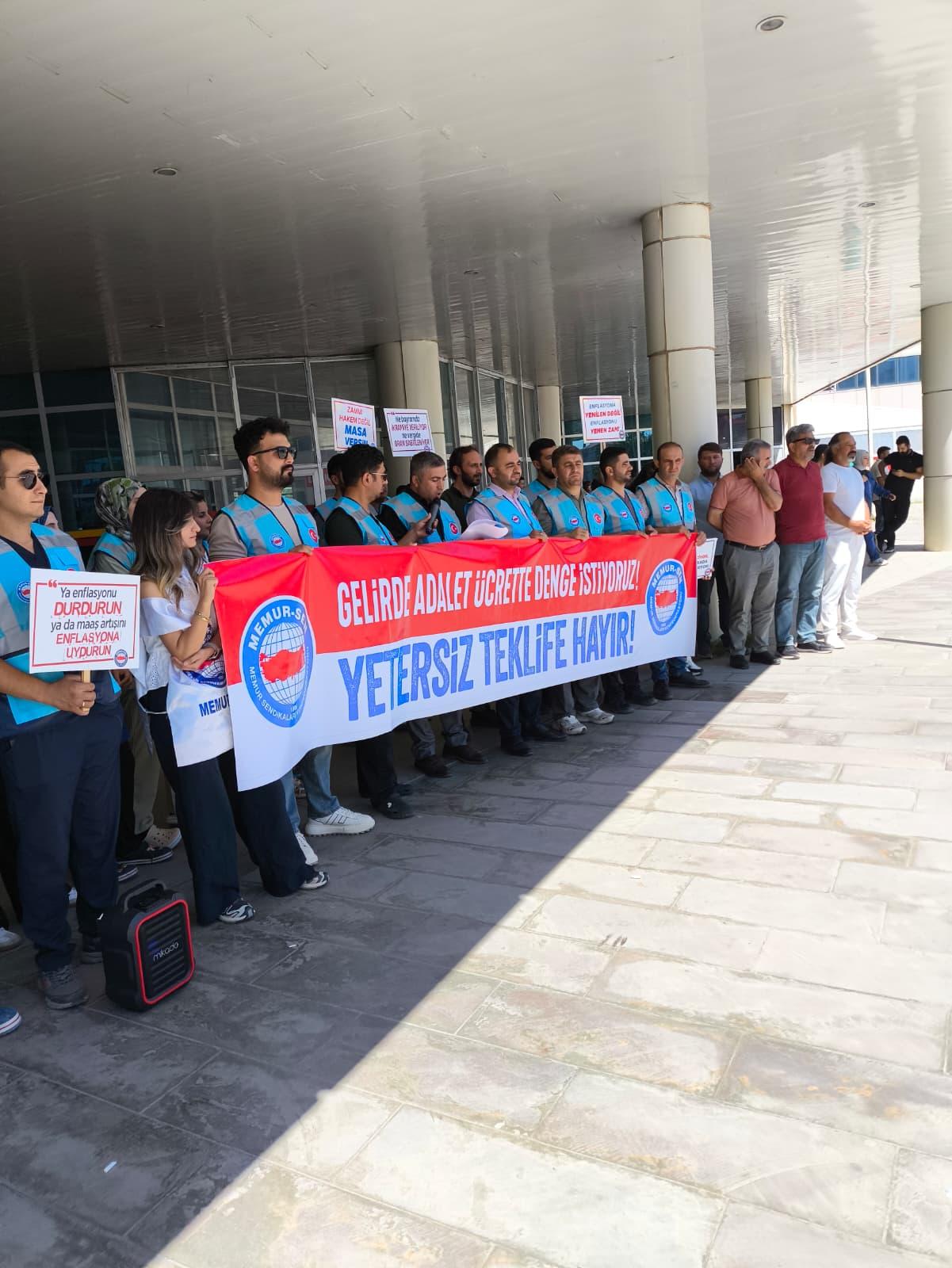 Memur-Sen Kars Şubesi: “Memur ve emeklinin hiçbir beklentisini karşılamayan bu teklifi reddediyoruz.”