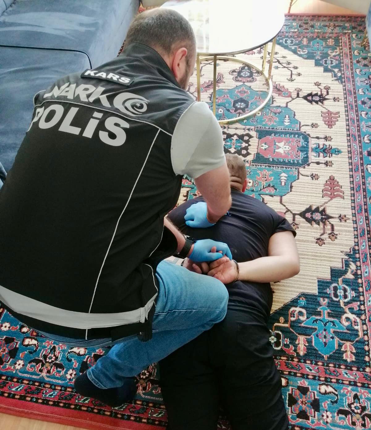 Kars’ta Uyuşturucu Operasyonu: 22 Yıl Hapis Cezası Bulunan Şahıs Yakalandı