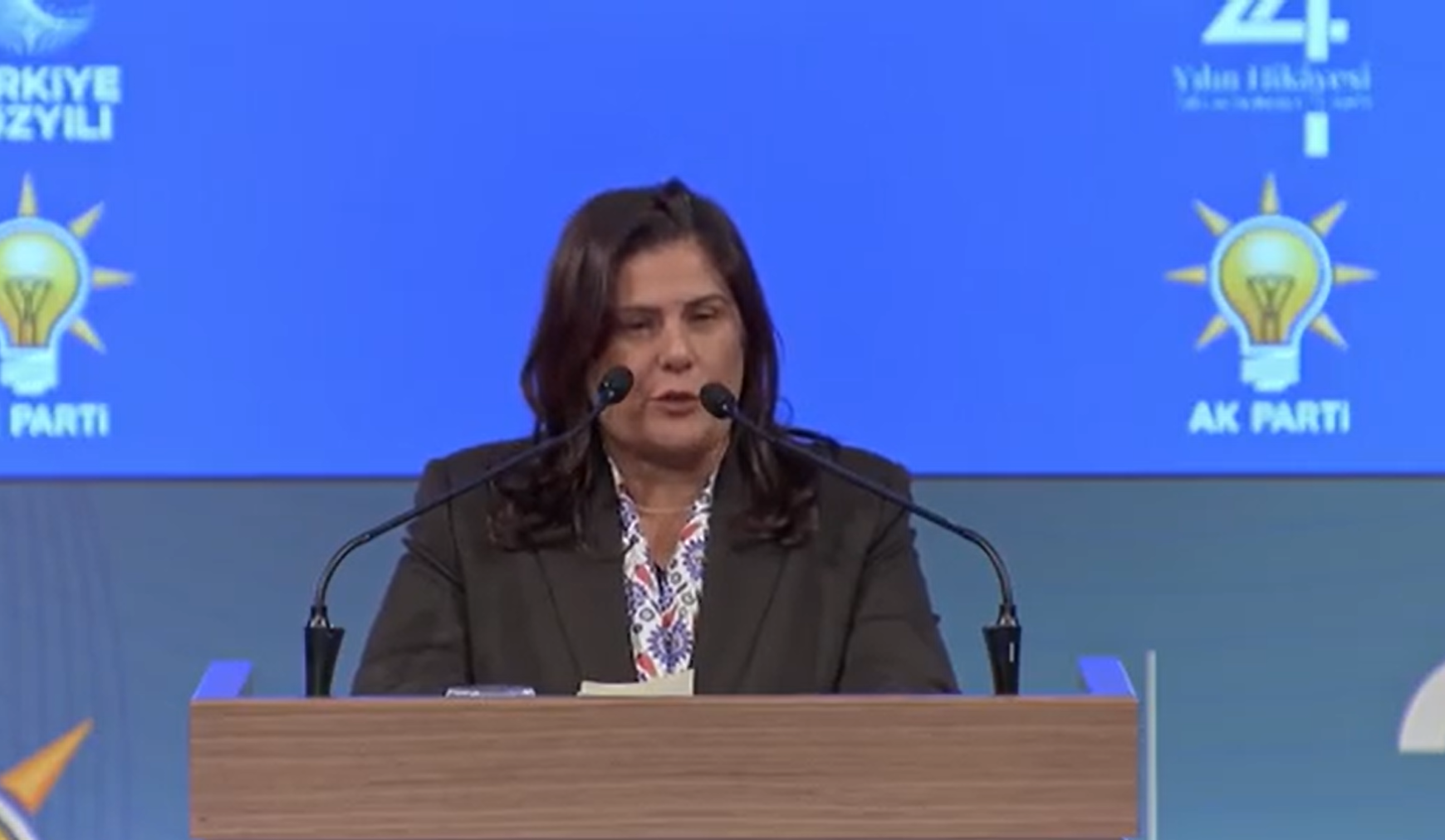 Özlem Çerçioğlu CHP’den İstifa Edip AK Parti’ye Katıldı