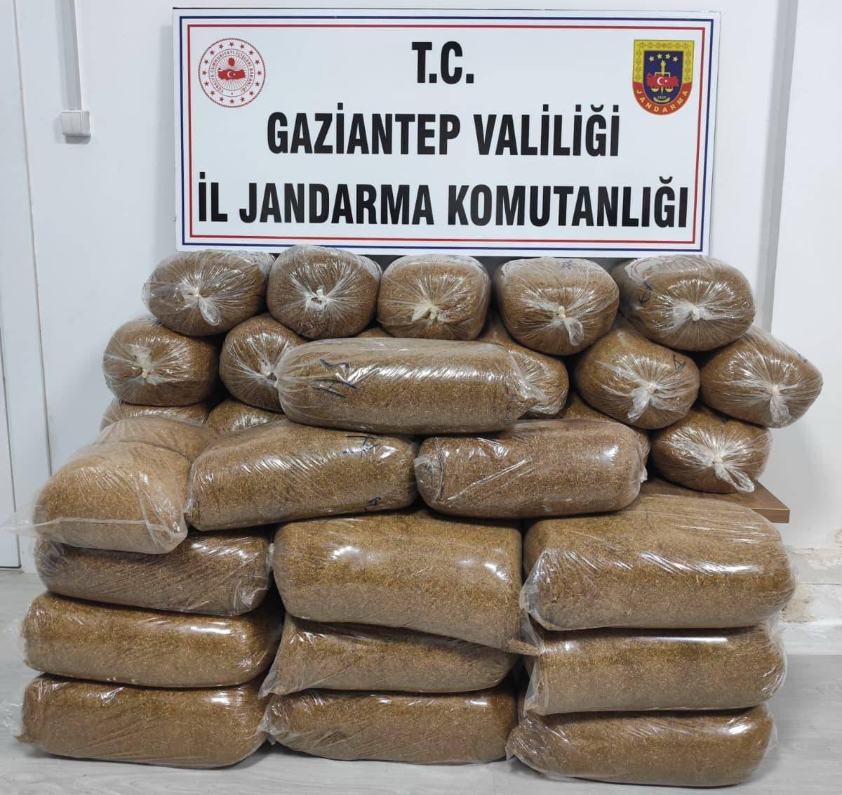 Gaziantep Jandarmasından Kaçakçılara Darbe: 7 Şüpheli Yakalandı, Binlerce Kaçak Ürün Ele Geçirildi!