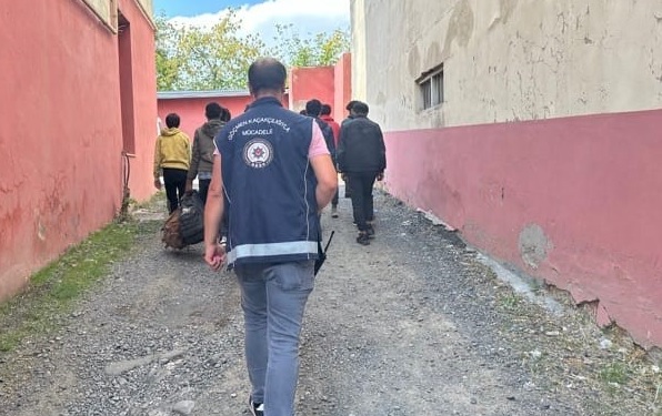Kars’ta 16 Düzensiz Göçmen Sınır Dışı Edildi