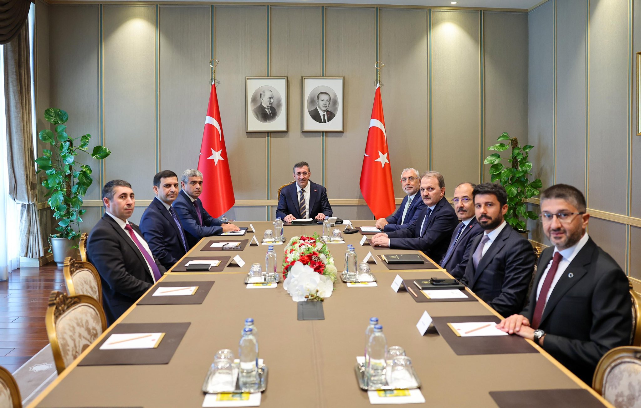 Cumhurbaşkanı Yardımcısı Yılmaz, Azerbaycan Bakanı Ali̇yev İle Görüştü