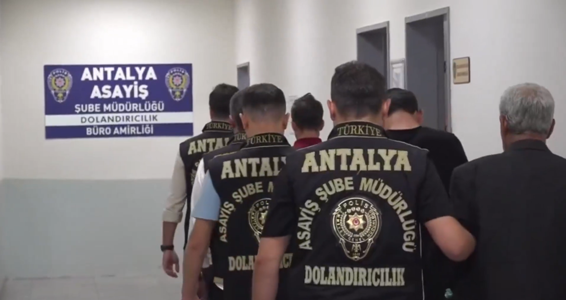 Bakan Yerlikaya: Dolandırıcılık Şebekelerine Yönelik Operasyonlarda 64 Kişi Tutuklandı