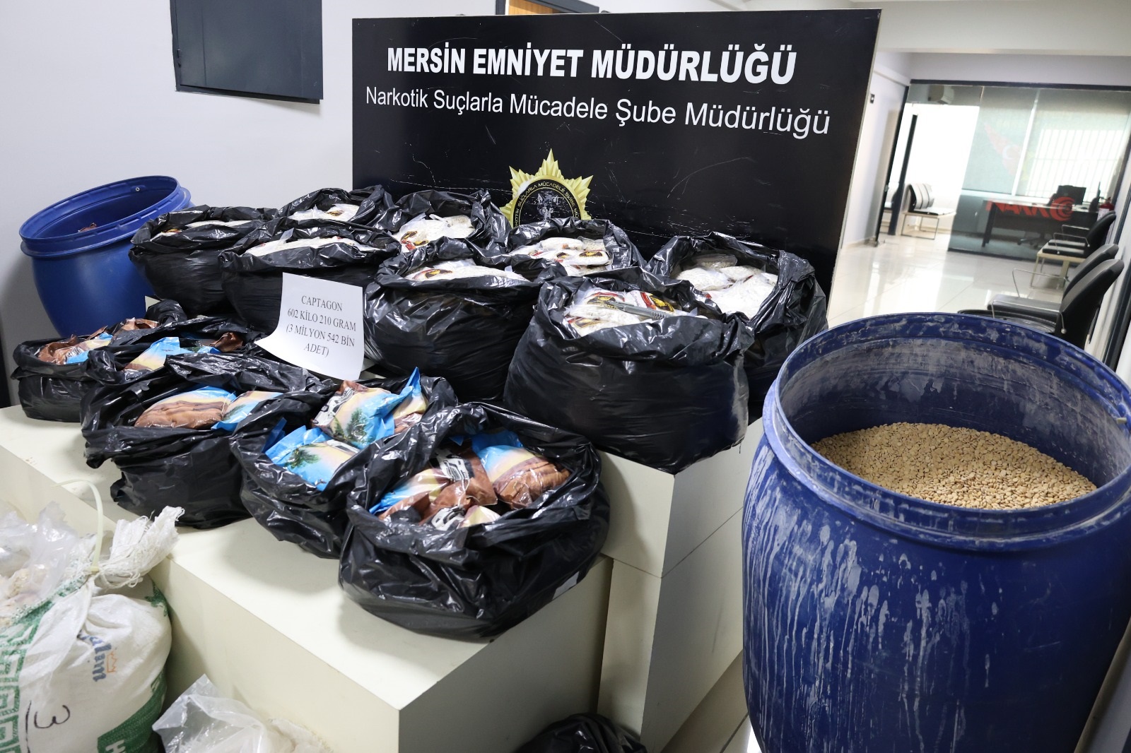 Mersin’de 3,5 Milyon Uyuşturucu Hap Ele Geçirildi: 8 Şüpheli Adliyeye Sevk Edildi