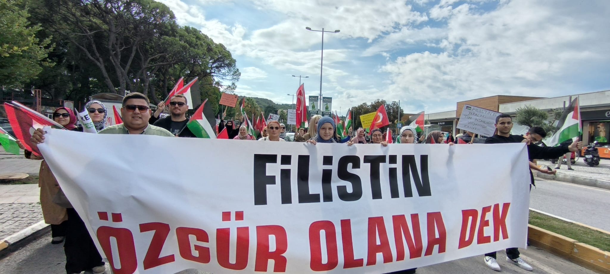 Ayvalık, Filistin’e Destek Yürüyüşüyle Ayağa Kalktı  Ayvalık’ın rüzgarı Gazze’ye ulaştı. Kuzey Ege’den Gazze’ye Selam!