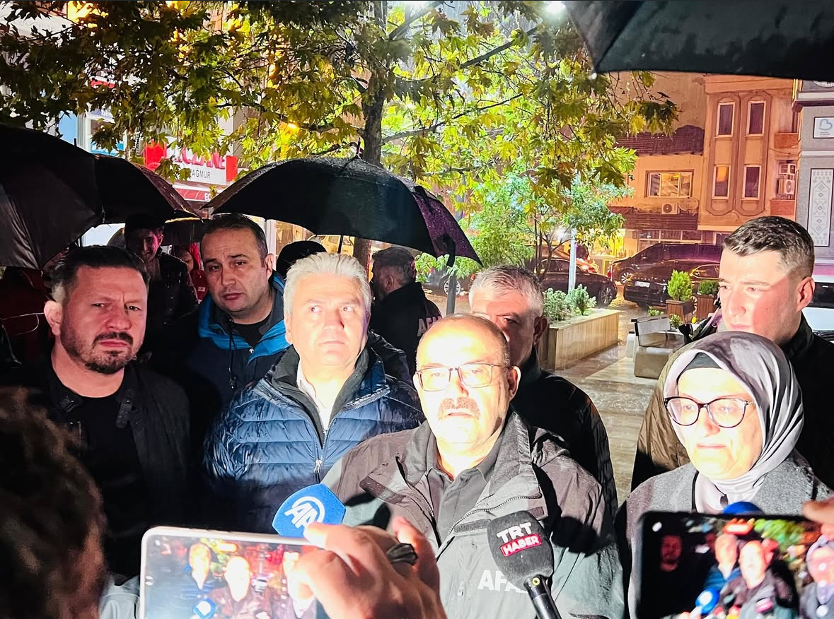 Sındırgı’da Deprem Sonrası AK Parti Heyeti Sahada