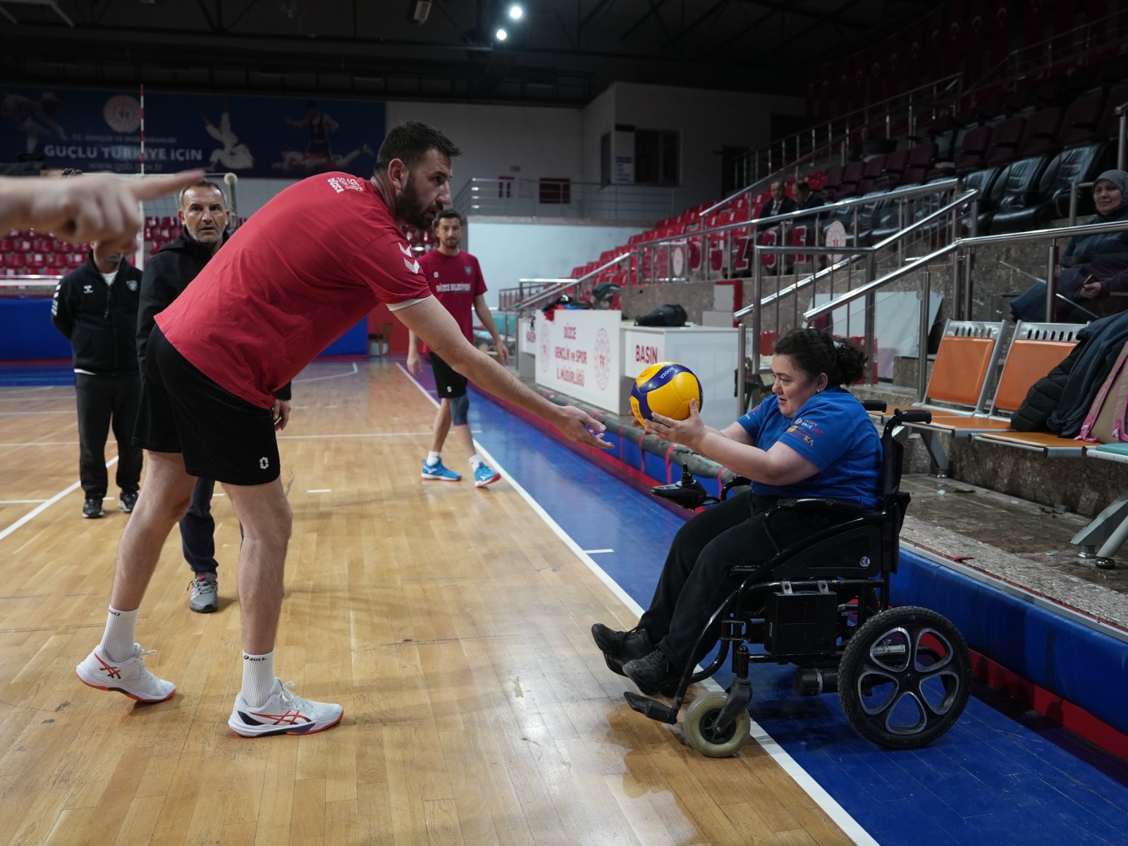Kusursuz Kafe Çalışanları, Düzce Voleybol Takımıyla Antrenmanda Buluştu