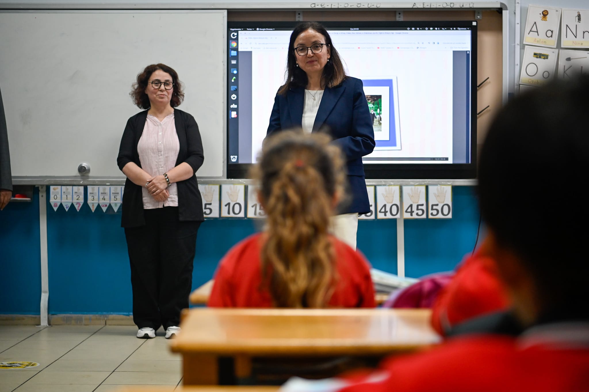 Vali Dr. Hülya Kaya Bağlarbaşı Mahallesi’nde Vatandaşlarla Bir Araya Geldi