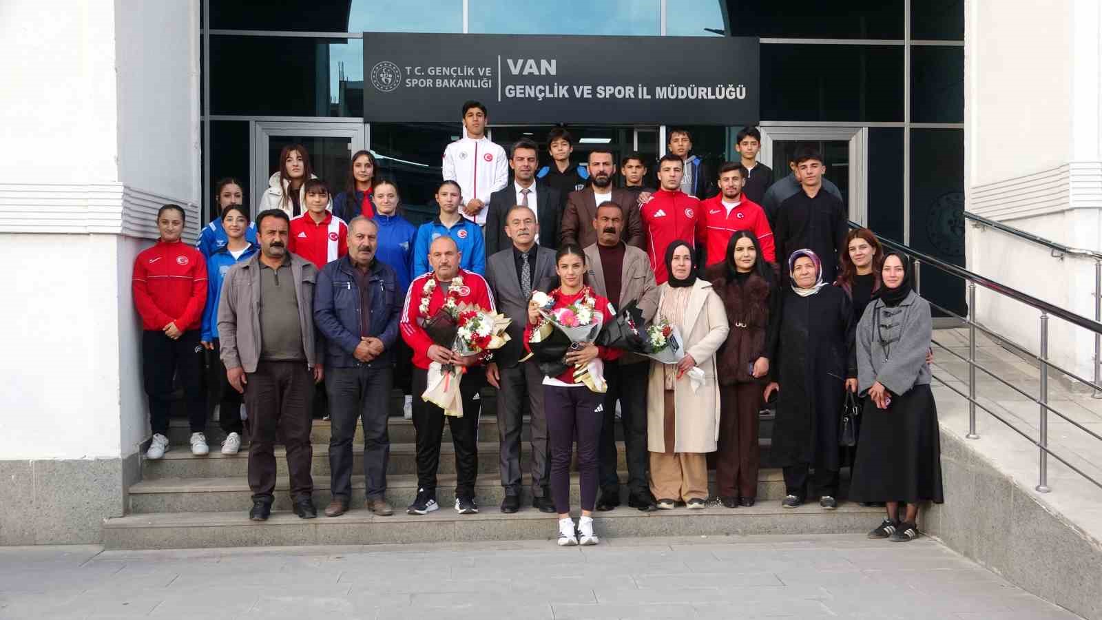 Vanlı Altın Madalyalı Boksör Evin Erginoğuz Çiçeklerle Karşılandı