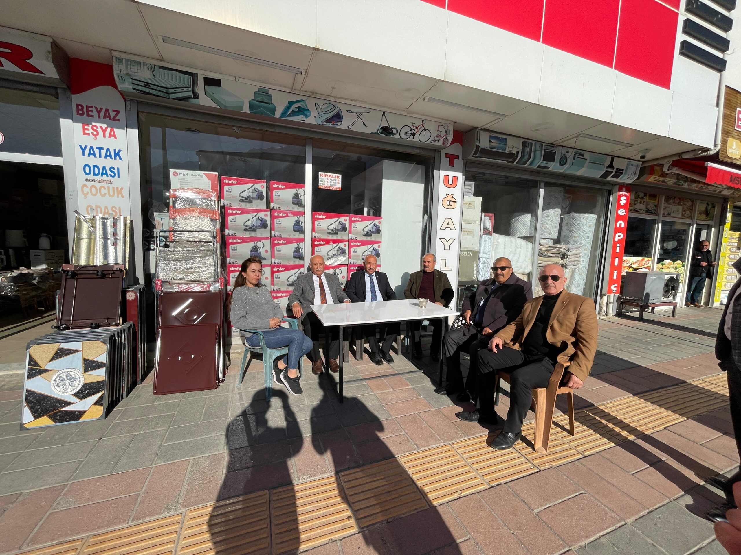 MHP’den “Hayırlı Günler Komşum” Ziyareti: Gevaş Esnafı Dinlendi