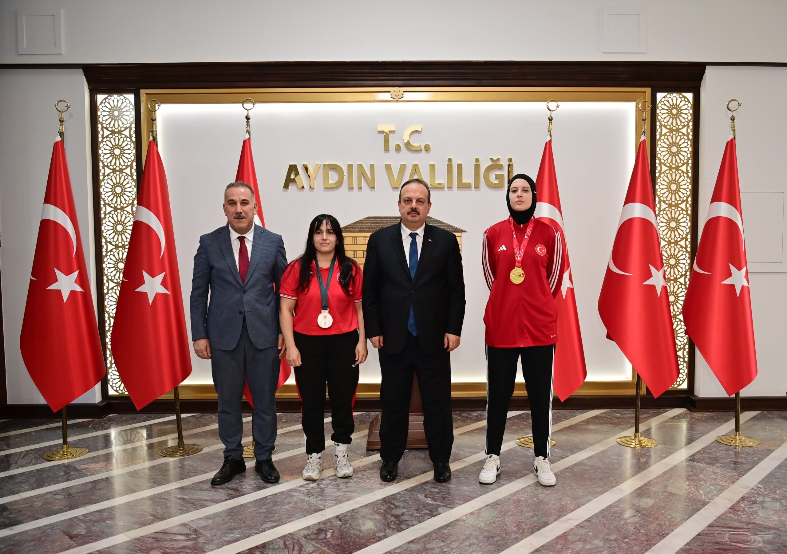 İsviçre ve Tokyo’dan Madalya ile Dönen Sporculardan Vali Canbolat’a Ziyaret