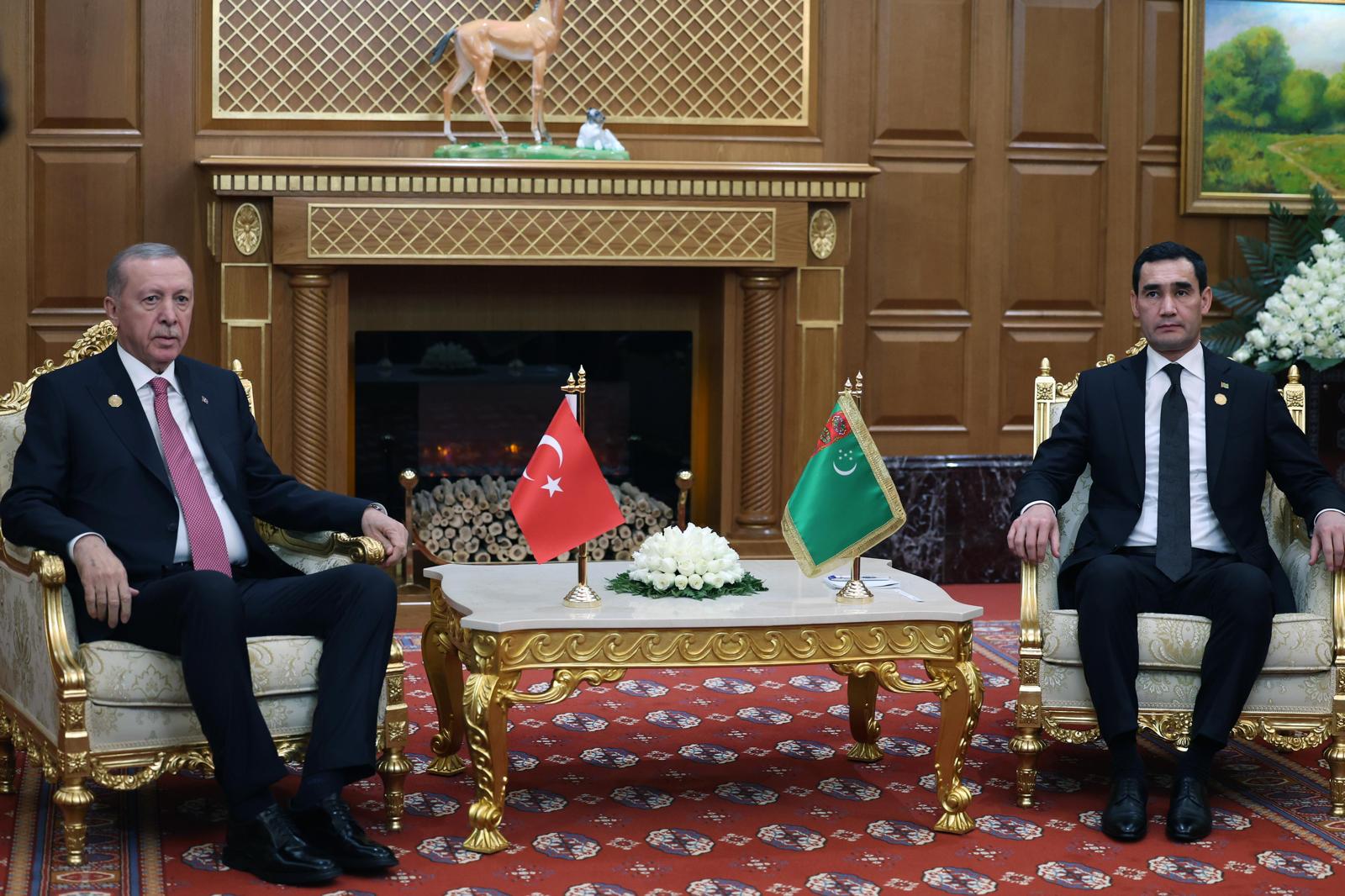 Cumhurbaşkanı Erdoğan, Aşkabat’ta Putin ve Berdimuhamedov ile Görüştü