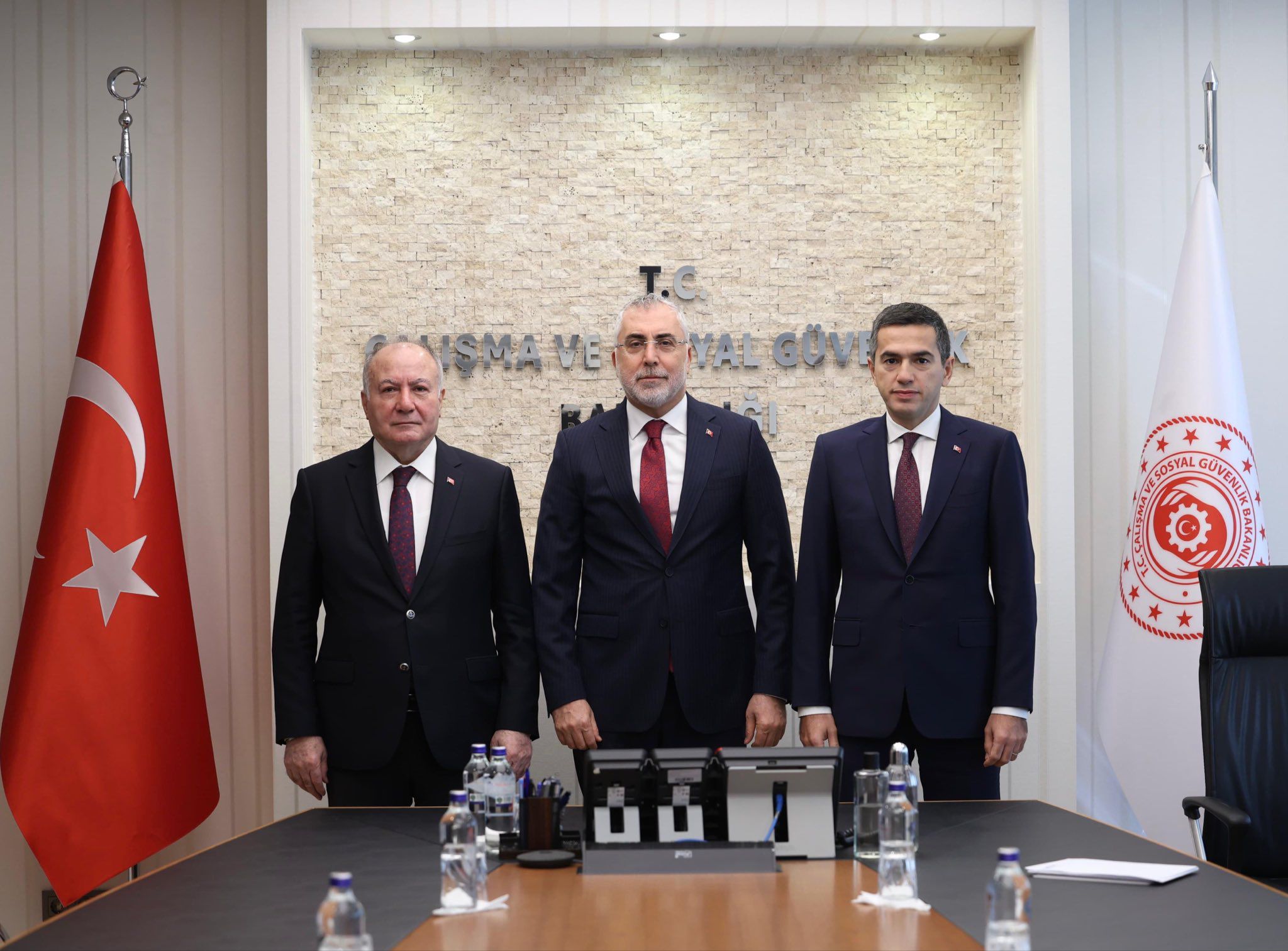 Bakan Vedat Işıkhan: Asgari Ücret Sürecinde Sosyal Diyalog Önceliğimiz