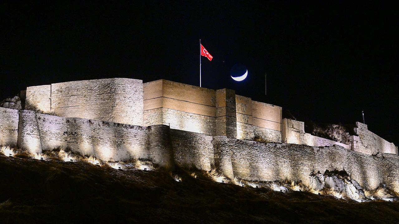 Van Semalarında Görsel Şölen: 2025 Yılının Son Hilal Manzarası Mest Etti