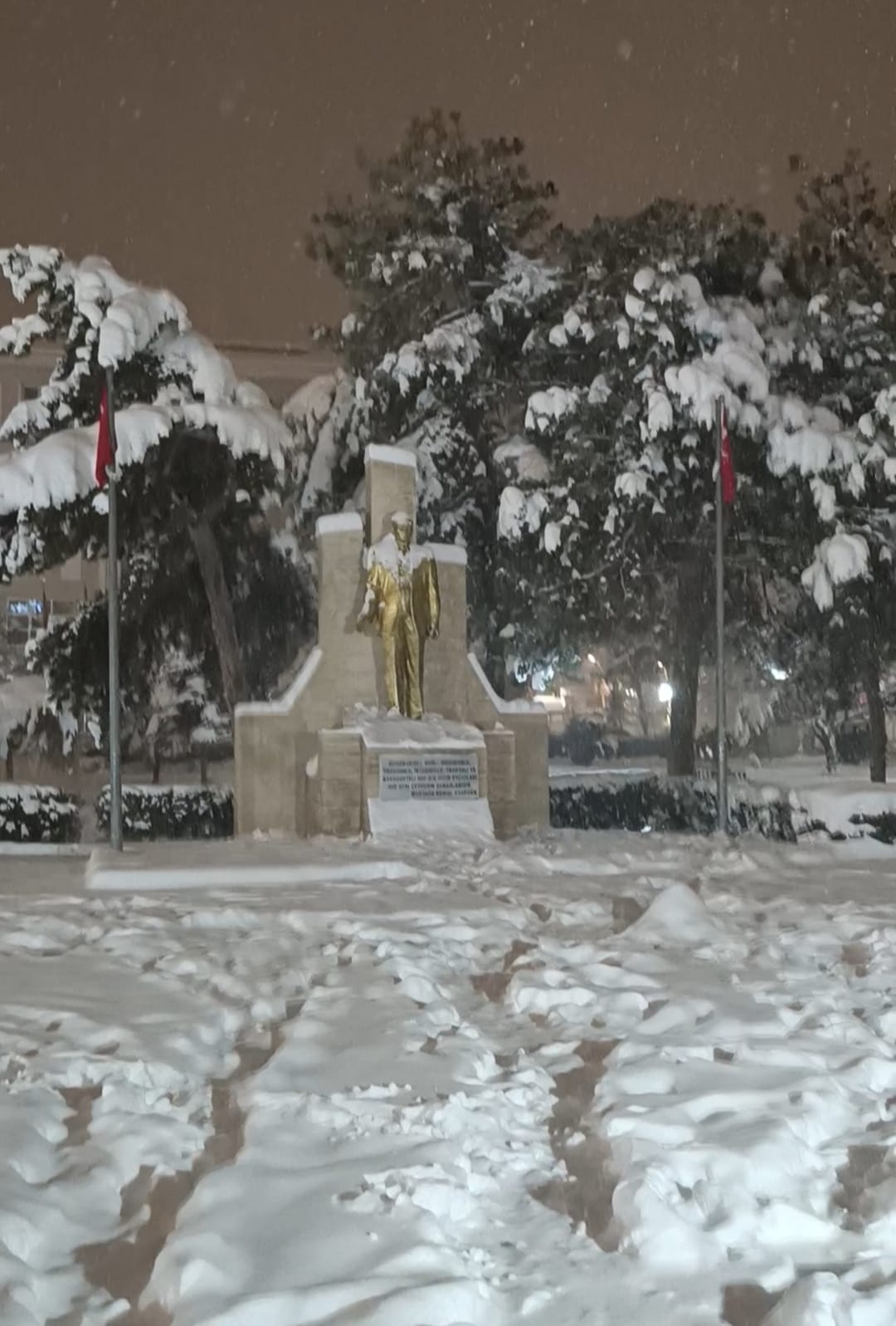 İpekyolu’nda Karla Mücadele Yetersiz Kaldı: Vatandaş Tepkili