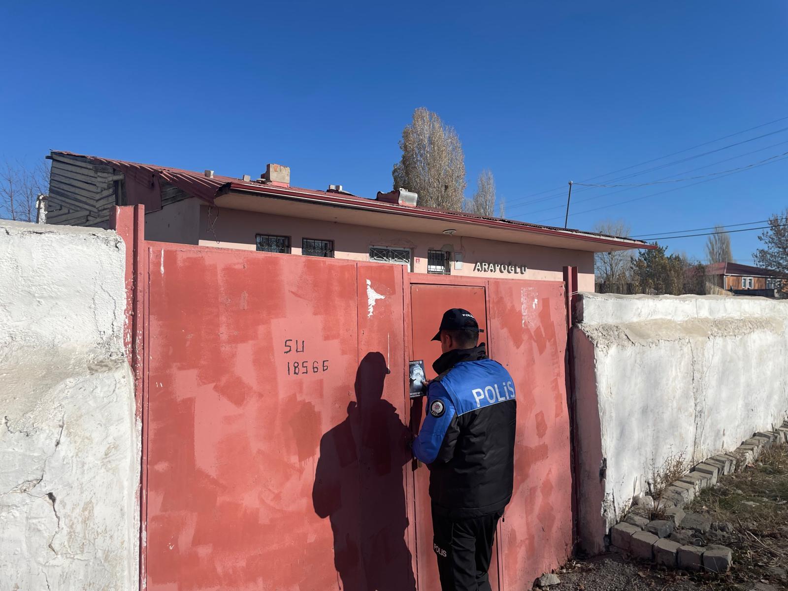 Kars Emniyeti “Sessiz Katil Karbonmonoksit” konulu broşürleri hanelerin kapılarına bıraktı