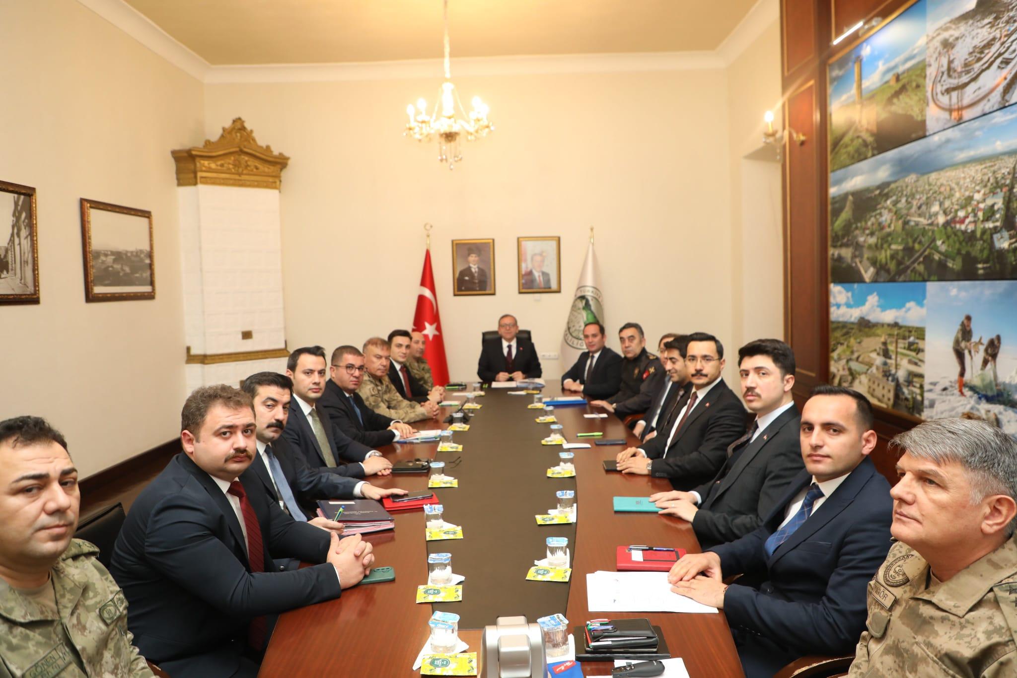 Kars’ta Güvenlik ve Asayiş Toplantısında yeni yıl öncesinde alınacak tedbirler değerlendirildi