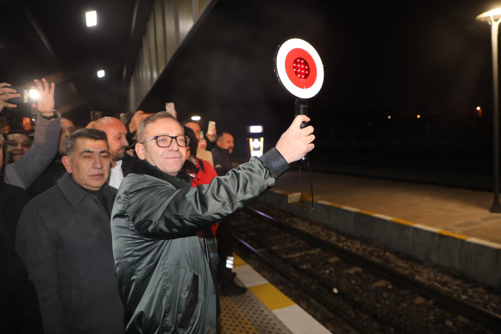 Sezonun İlk Seferini Yapan Turistik Doğu Ekspresi Kars’ta Çiçekler ve Kafkas Gösterileri İle Karşılandı
