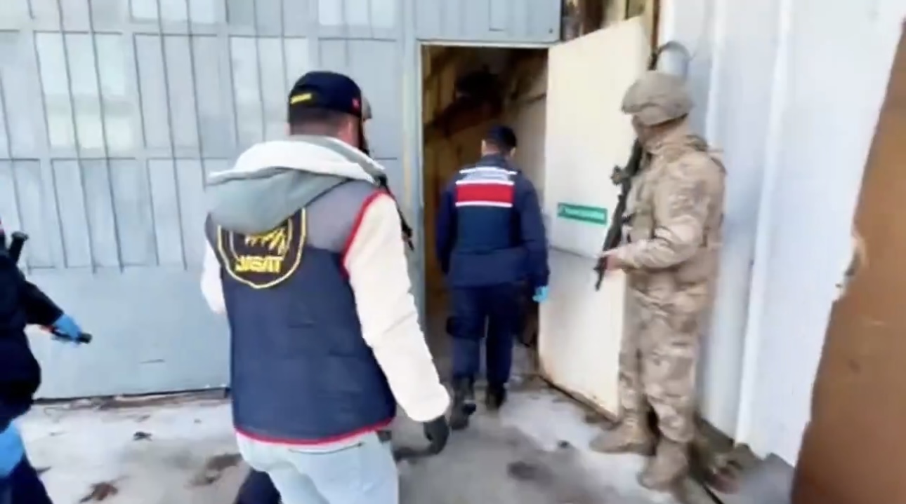 İzmir’de Dev Uyuşturucu Operasyonu: 1 Ton 625 Kilogram Hap Hammaddesi Ele Geçirildi