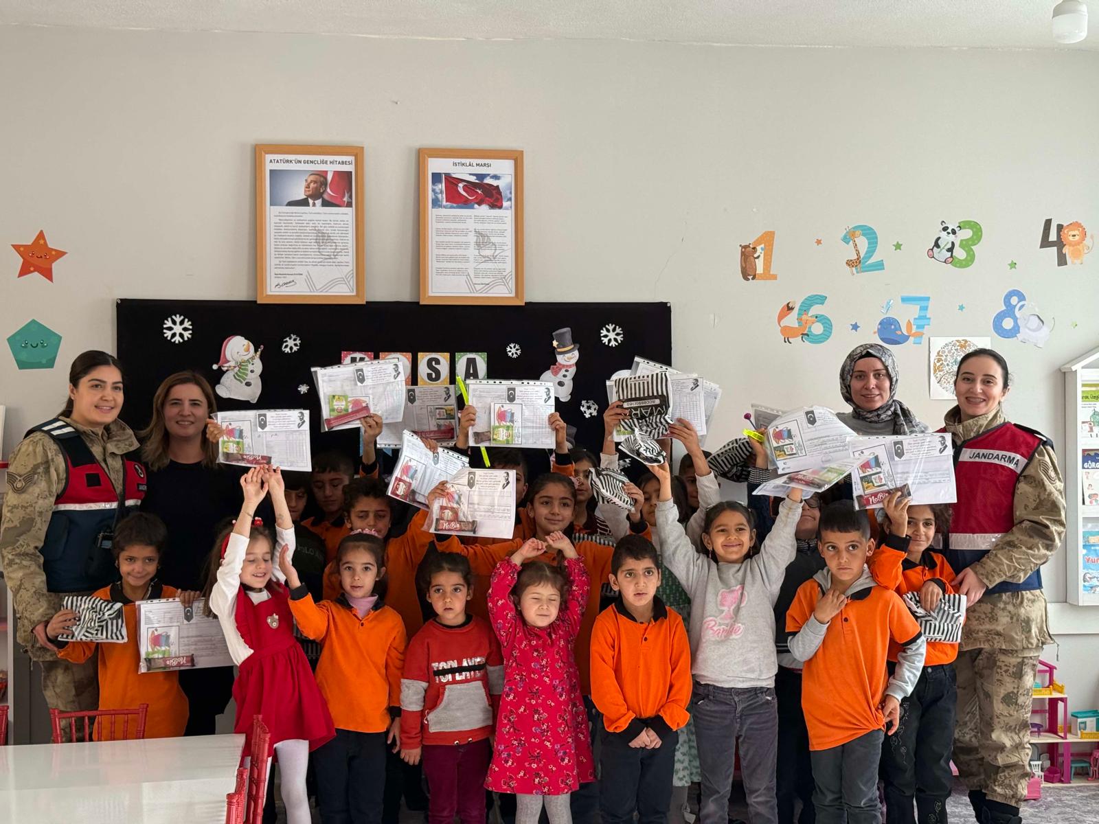 Jandarmadan Mardin’de Öğrencilere Anlamlı Ziyaret