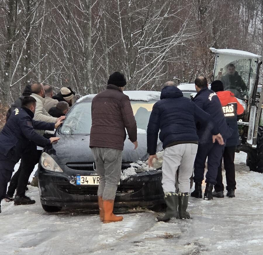 Yalova’da Kar Esareti: Delmece Yaylası Yolunda Mahsur Kalan 35 Kişi Kurtarıldı