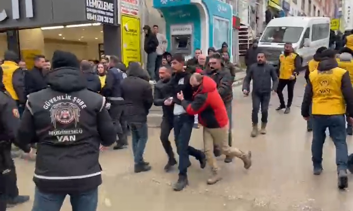 Van’daki Protestoya Polis Müdahalesi: Abdullah Zeydan ve Çok Sayıda Gözaltı