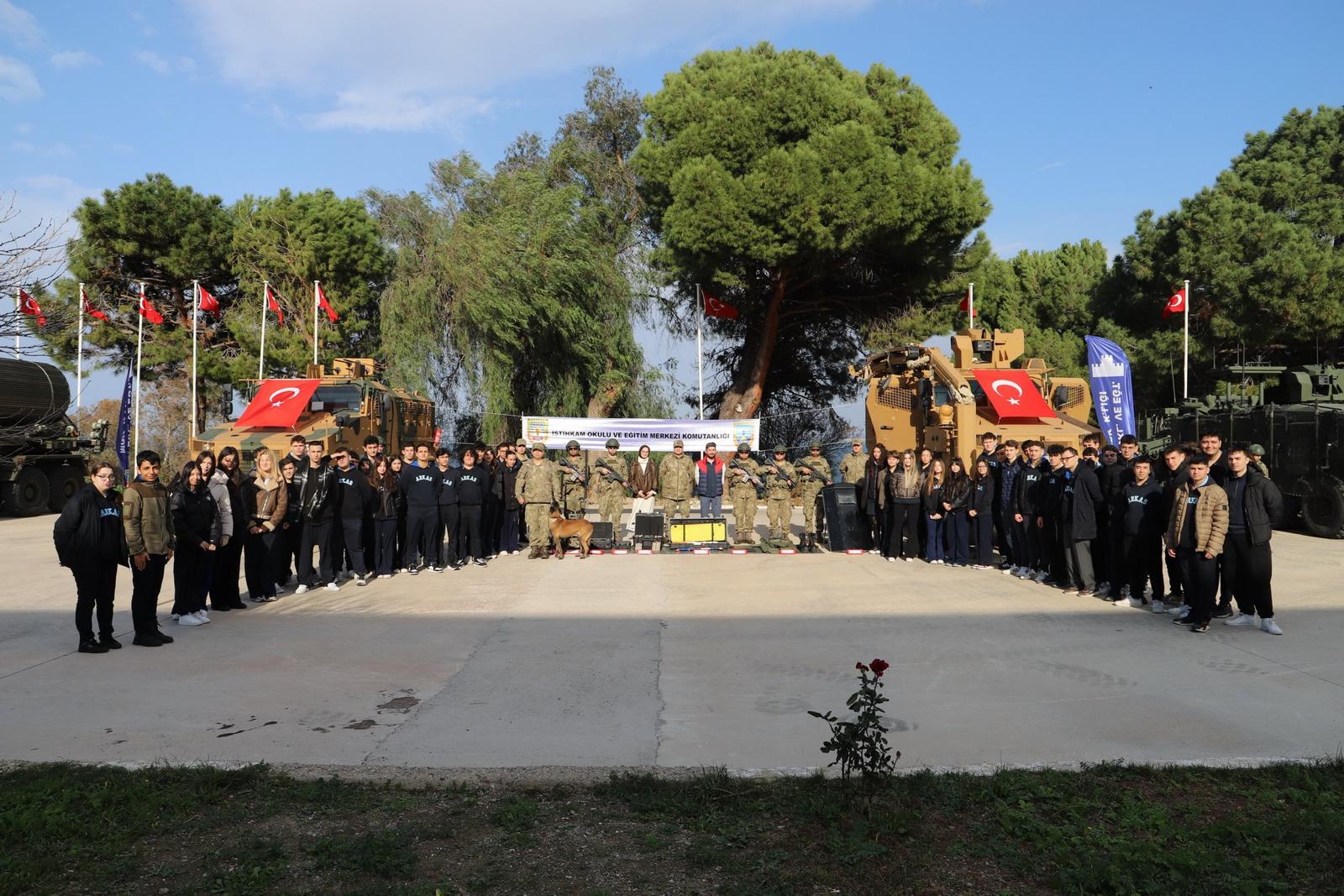 “Mehmetçikle Bir Gün” Projesi Kapsamında Öğrenciler Kışlalarda Misafir Edildi