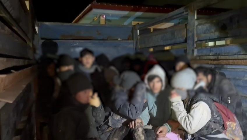 Kars’ta Göçmen Kaçakçılığı Operasyonu: 3 Şüpheli Tutuklandı, 19 Düzensiz Göçmen Yakalandı