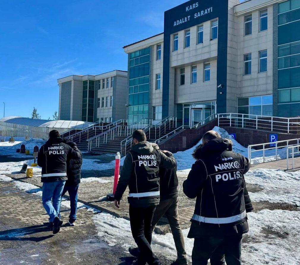Kars’ta bir iş yerine uyuşturucu operasyonu: 3 Şahıs Tutuklandı