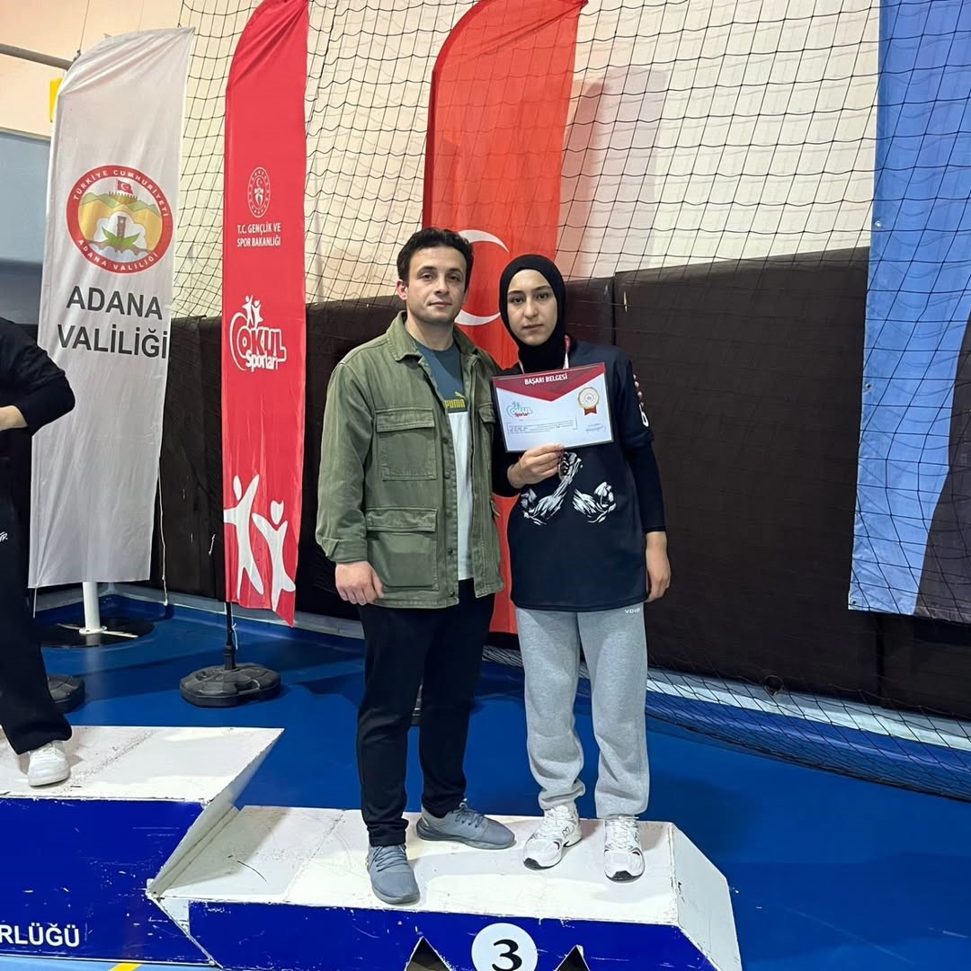 Özalplı Özge Altun Bilek Güreşinde Türkiye Üçüncüsü Oldu