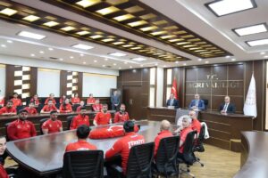 Vali Dr.Önder BOZKURT, ili başarıyla temsil eden 32 sporcu ve antrenörlerini makamında ağırladı.