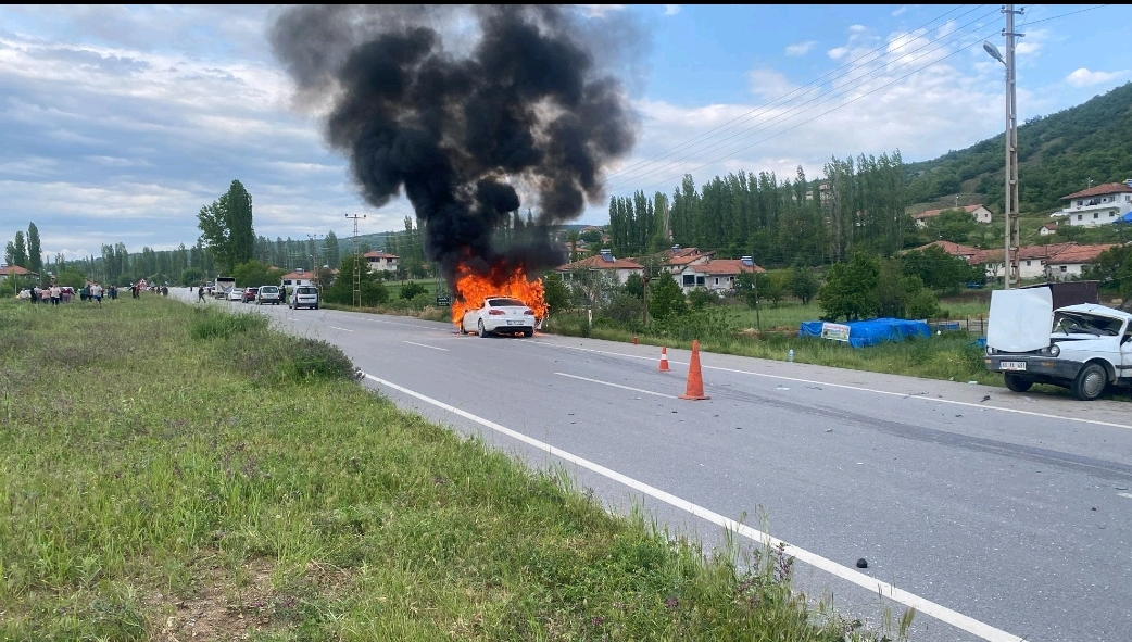 Amasya’da Feci Kaza: Dede ve Torunu Hayatını Kaybetti, Otomobil Alev Alev Yandı