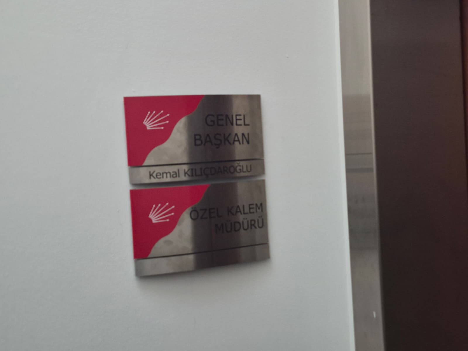 Kemal Kılıçdaroğlu’nun Fotoğrafı Ve İsimliği CHP Genel Merkezi’ne Yeniden Asıldı