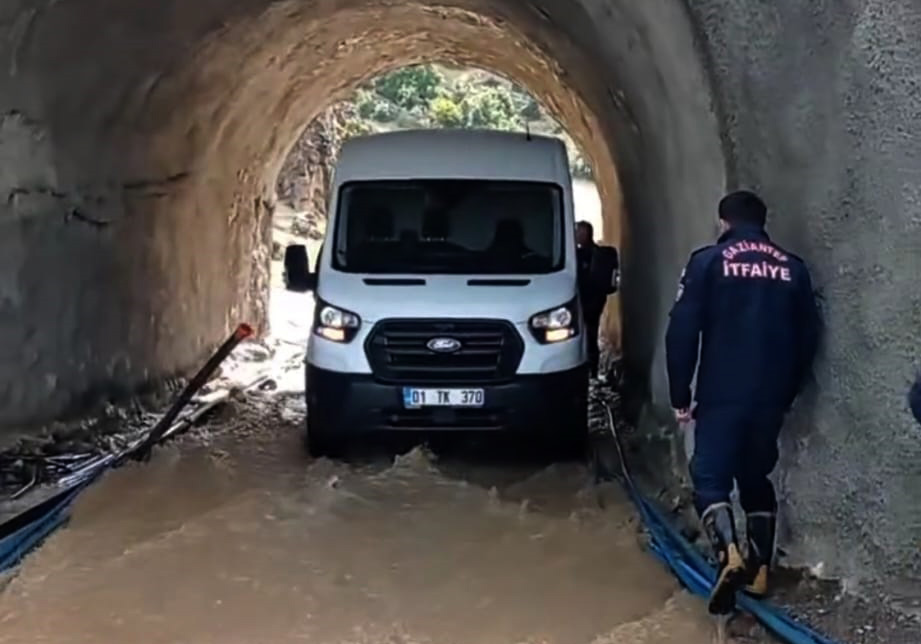 Gaziantep’te Sağanak Sonrası Alt Geçitte Mahsur Kalan Aileyi İtfaiye Kurtardı