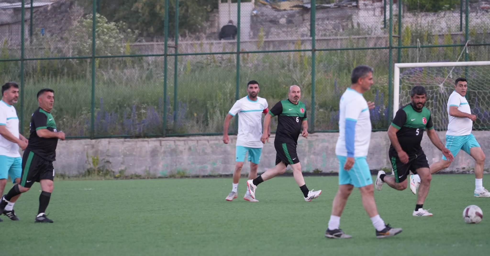 Kars’ta Veteranlar Ligi Başladı! 40 Yaş Üstü Futbolcular Yeşil Sahalara Döndü