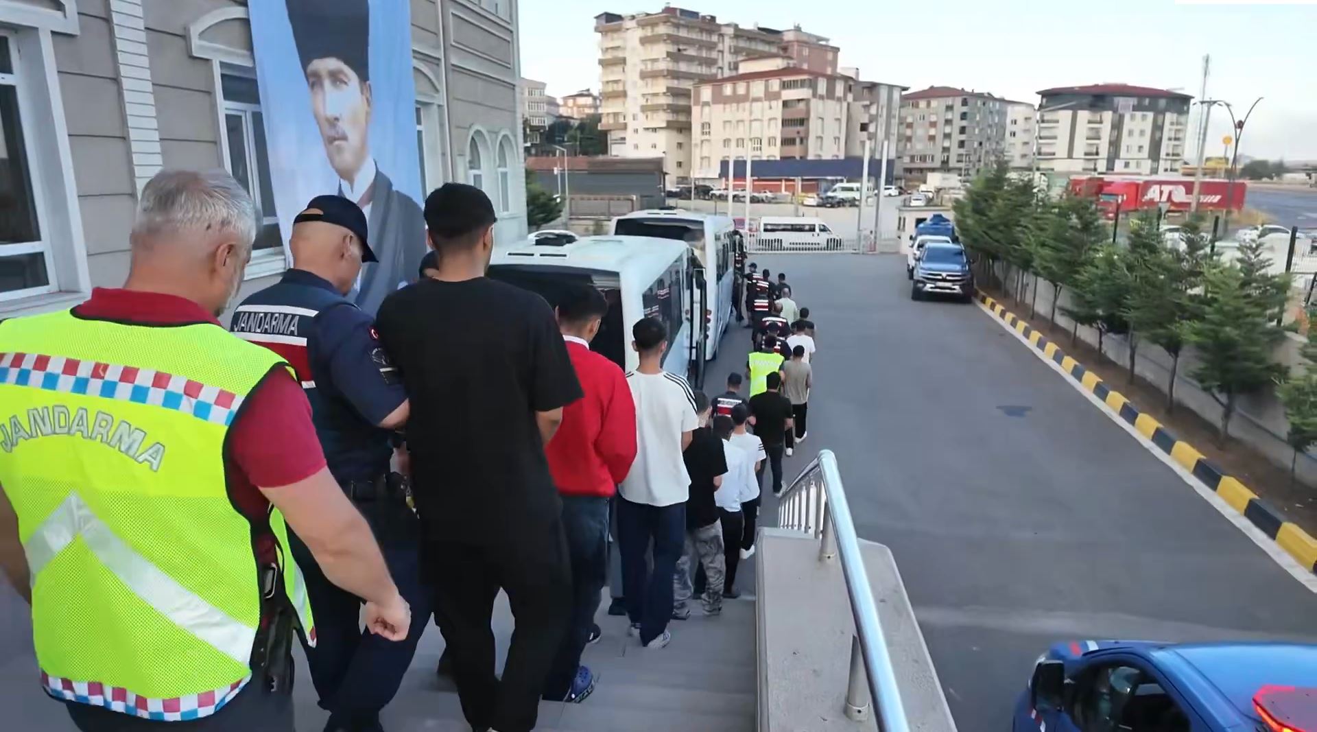 12 İlde Organize Suç Örgütlerine Dev Operasyon: 127 Şüpheli Yakalandı