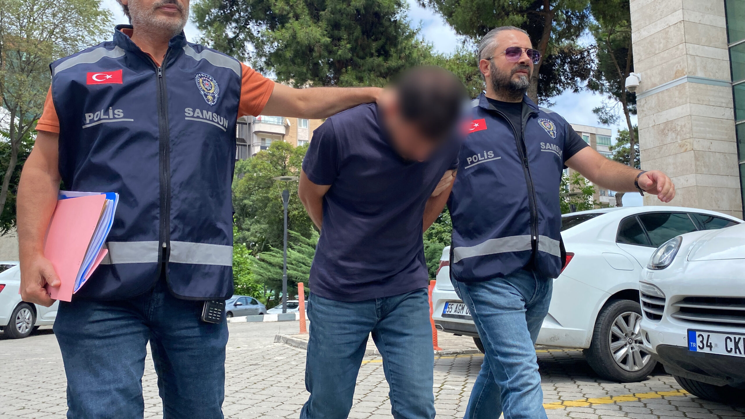 Samsun’da Kendini Polis Olarak Tanıtan Dolandırıcı Çorum’da Yakalandı