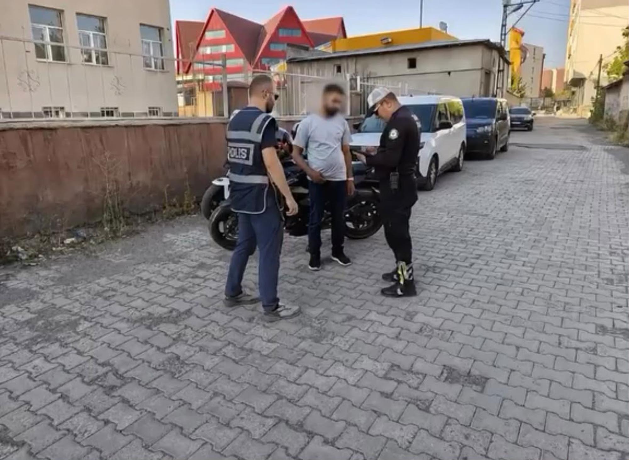 Ağrı’da Gece Saatlerinde Tehlikeli Sürüş Yapan Motosikletliye Ağır Ceza