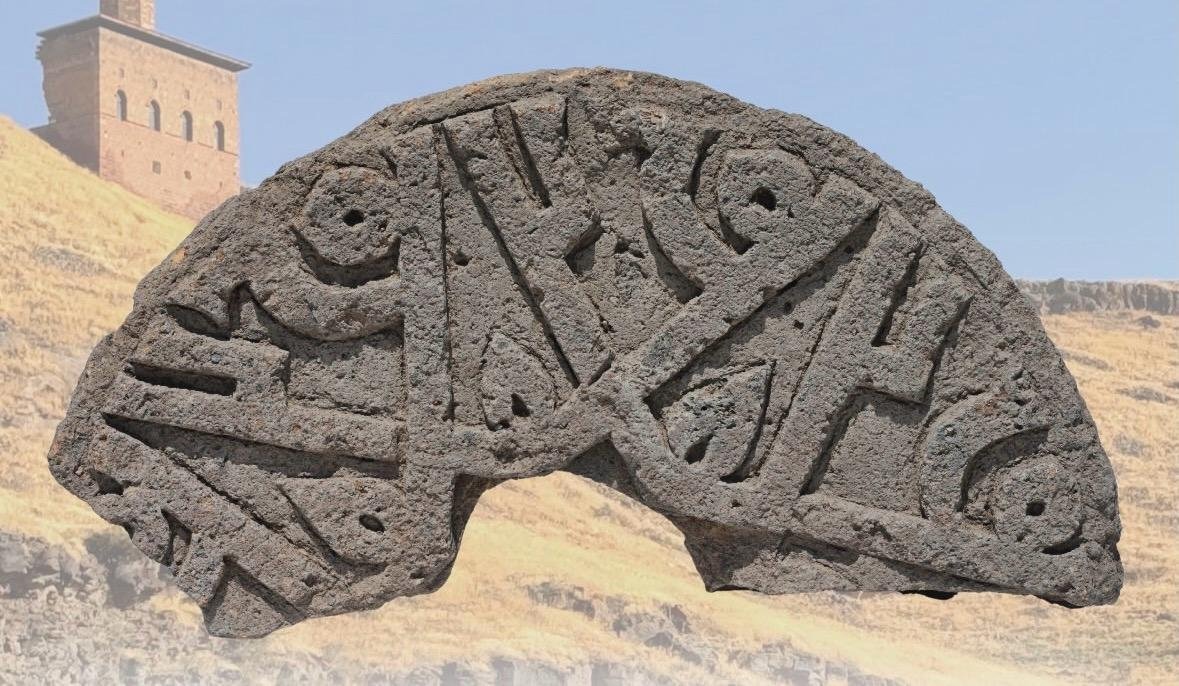 Ani Ören Yeri’nde Kufi Hat Sanatıyla İşlenmiş Tarihi Taş Gün Yüzüne Çıkarıldı
