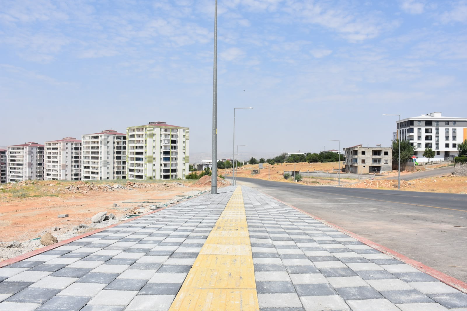 Siirt’te Kaldırım Çalışmaları Aralıksız Sürüyor: Mahalleler Modern Görünüme Kavuşuyor