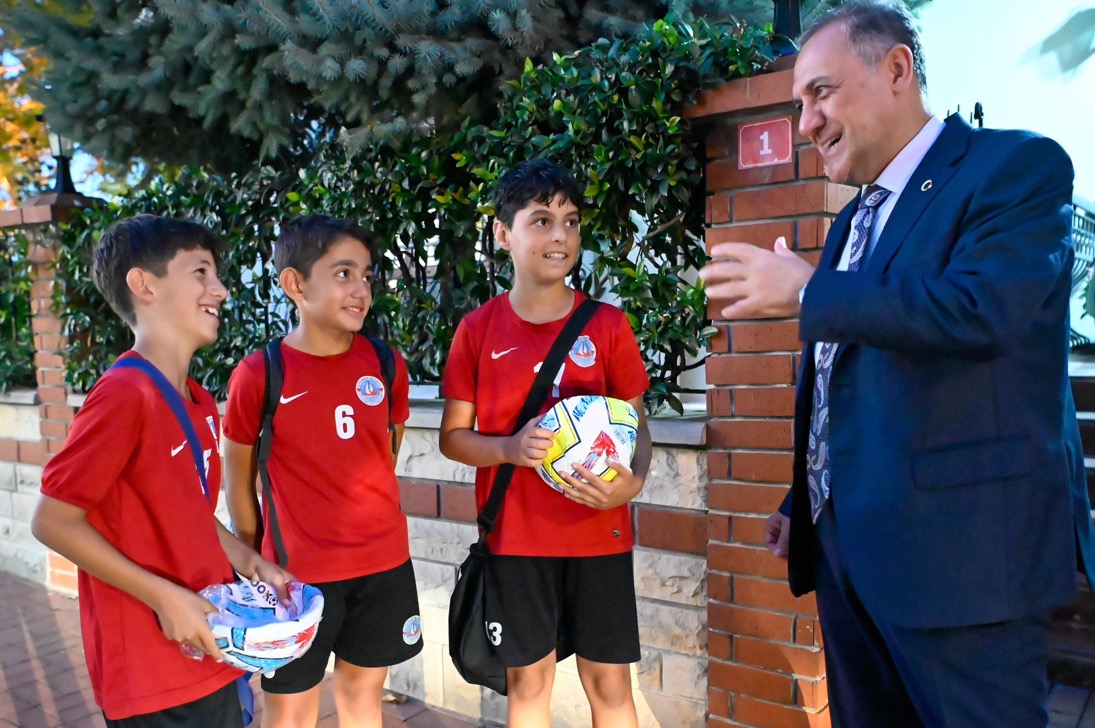 “Vali Amca” İle Geleceğin Sporcuları Buluştu: Yalova’da Devlet-Vatandaş Yakınlığının Güzel Örneği